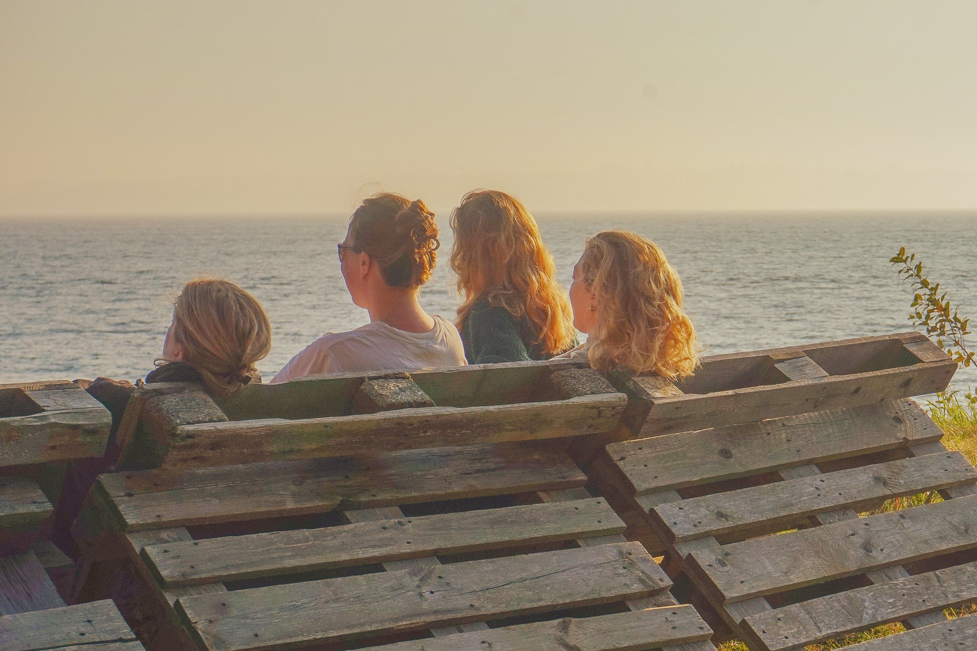 Venner kigger ud over havet på Camp Ven